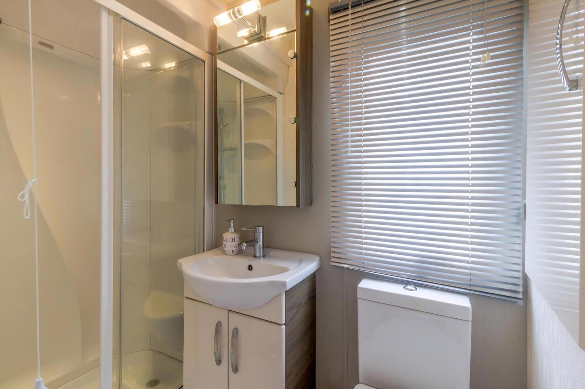 Beautiful 6 Berth Caravan By The Beach In Suffolk Ref 40076Nd Lowestoft Eksteriør billede